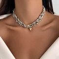 Nahaufnahme der zweifarbigen Choker-Halskette mit silbernen Perlen und goldenem Herzanhänger - Silberne Herz-Halskette (6414)