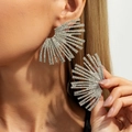 Boucles d'oreilles pendantes en éventail argenté avec strass sur un modèle élégant - Style Eventail Argent (3908)