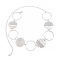 Detail einer silbernen Taillenkette mit strukturierten Scheiben und offenen Ringen - Silber