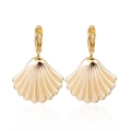 Détail de boucles d'oreilles coquillage doré avec texture polie et fermoir créole sécurisé - 5# Coquille Saint-Jacques en Or