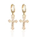 Détail de boucles d'oreilles crucifix dorées avec inscription INRI et relief - 1# Croix en Or