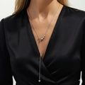 Zilveren roestvrijstalen Y-vormige ketting met kralenhanger gedragen door model - Staalkleur Gegradueerde Kralen Stijl (7666AG)