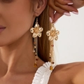 Goldene Blumen-Ohrringe mit Quasten und bernsteinfarbenen Perlenanhängern - Gold / Hellgold Blume Quaste Stil (3937)