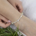 Cavigliera stile etnico con pietre gialle e bianche e accenti in metallo argento - Stile di Perline a Mano in Pietra Verde (0718)