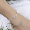 Cavigliera boho con perline bianche e pietre trasparenti sulla caviglia di una donna - Stile di Perline a Mano in Pietra Trasparente (0718)