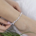 Cavigliera stile bohémien con pietre naturali azzurre e bianche da donna elegante - Stile di Perline a Mano in Pietra Blu Grigio (0718)
