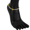 Tobillera de cuentas blancas con margaritas amarillas sobre un modelo de pie de color negro - Tobillera-Amarillo