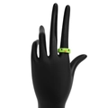 Detailansicht eines süßen grünen Harzrings im Frosch-Stil auf einem schwarzen Modell - Grüner Küken Stil