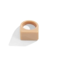 Vue latérale macro d'une bague carrée minimaliste en résine beige avec finition mate - Rose Poudré