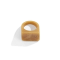 Vue détaillée de la bague carrée large en résine avec texture marbrée ambrée et translucide - Kaki