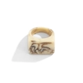 Vue détaillée d'une bague en résine crème avec texture marbrée brune et sommet plat carré - Blanc Cassé