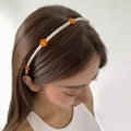 Dettaglio di un cerchietto con perle bianche e accenti floreali colorati - Stile Fiore Arancione e Verde (0486) / Arancione