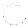 Détail de chaîne de taille en perles blanches avec fleurs rouges et fermoir doré - Rouge