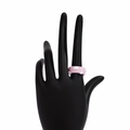 Detailansicht eines rosa Harzrings mit weißen Punkten an einem Handmodell - Rosa Punktmuster Stil