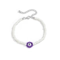 Detalle del collar de cuentas blancas con una flor púrpura y un colgante con la letra E - Pulsera Flor Letra E (0837) / Blanco/Púrpura / Pulsera