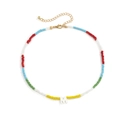 Kleurrijke kralenketting met wit letter M hangertje en gouden metalen sluiting - Stijl Vier Meerkleurig Letter M Rocaillesketting (4320)