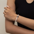 Detalle de pulsera de cuentas con letra N, cuentas acrílicas blancas y margarita - Pulsera Flor Letra N (0837) / Blanco/Negro / Pulsera