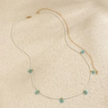 Cadena de cintura bohemia de cuentas blancas con flores azules y cierre dorado - Azul claro