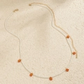 Cadena de cintura bohemia de cuentas blancas con colgantes de margaritas naranja - Naranja