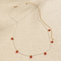 Boho αλυσίδα μέσης με λευκές χάντρες και κόκκινες μαργαρίτες με χρυσό κούμπωμα - Κόκκινο
