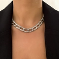 Zilveren Cubaanse schakelketting met witte strassteentjes om de hals van model - Ketting (4596) / Zilveren Ketting