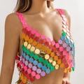 Makroaufnahme bunter schillernder Pailletten mit Metallringen an einer Bodychain-Weste - Oberteile / bunt