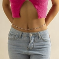 Chaîne de taille argentée chic avec strass en cœur colorés sur mannequin femme - Style Cœur Creux et Strass Colorés (1125) / Blanc K 1125