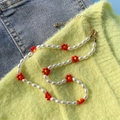 Dettaglio della collana di perline a margherita con perle barocche e chiusura a moschettone - Rosso (4187)