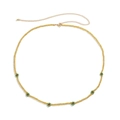 Makroaufnahme einer gelben Perlen-Bauchkette mit bunten Blumen-Charms und Goldclip - Obstgrün
