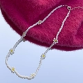 Dettaglio della collana di perline a margherita bianca con chiusura a moschettone - Bianco + Giallo (3106)