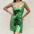 Dettaglio di paillettes metalliche verdi collegate da anelli su un abito a catena - Verde