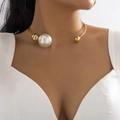 Collar gargantilla minimalista de metal dorado con perla asimétrica y cuentas en modelo - Gargantilla Dorada (5115)