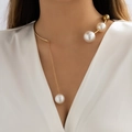 Asymmetrische gouden choker ketting met elegante witte parels en een metalen staaf - Asymmetrische Parel Choker (5116) / Gouden Ketting