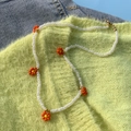 Collier de perles baroques avec fleurs de marguerite orange et fermoir mousqueton doré - Orange