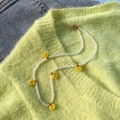 Collier fait main avec perles blanches et fleurs de marguerites jaunes sur du denim - Jaune