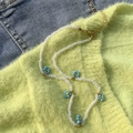 Collier ras de cou en perles blanches fait main avec marguerites bleues et fermoir doré - Bleu