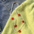 Collana fatta a mano con perle bianche e piccoli ciondoli a fiore rosso stile etnico - Rosso