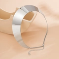 Detail der verstellbaren silbernen Gliederkette und Karabinerverschluss am Choker - Silber
