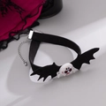Gros plan d'un choker gothique en velours noir avec ailes de chauve-souris et crâne - Style Crâne Ailes de Chauve-souris (5363)