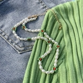 Collana di perle barocche con fiori di perline verdi e chiusura dorata su maglia - Verde (4187)