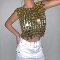 Dettaglio del top a catena dorata con paillettes e trama a rete di dischi metallici lucidi - Top Dorato