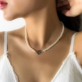 Collier ras du cou en perles avec fermoir fleur OT argenté et pendentif coeur - Flower Toggle Pearl Necklace / Collier K Blanc (5013)