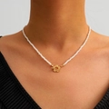 Collier de perles avec fermoir à bascule en fleur dorée et pendentif en forme de cœur - Collier Doré (3119)