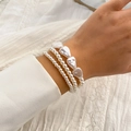 Bracelet trois pièces en perles rondes et baroques porté au poignet d'un modèle - Bracelet K Blanc (2098)
