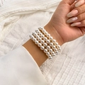 Bracelet de perles blanches à quatre rangs élégant pour femme sur le poignet - Bracelet K Blanc (2097)