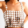 Detail van zilveren pailletten crop top met een hol metalen gaasontwerp voor feesten - Tops / Zilver