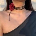 Elegante fluwelen wikkelchoker met een dieprode stoffen roos op een zwart koord - 03 Ketting Wijnrood 5572