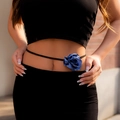 Elegante donkerblauwe satijnen roos heupketting op zwart koord bij een model - 05 Tailleketting Blauw 1418