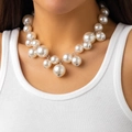 Korte punk choker met onregelmatige grote imitatieparels en zilveren bloemaccenten - Witte Parelstijl (5725E1)