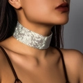 Détail macro du large collier choker luxueux à plusieurs rangées de strass pour femmes - Version large argentée (01 K blanc 5810)